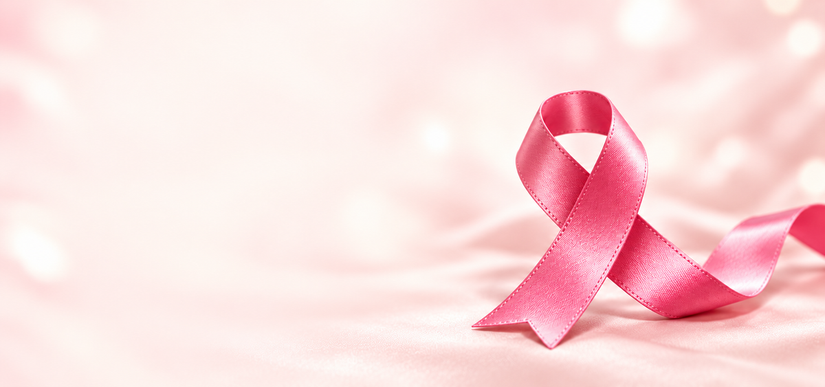 Ruban rose satiné sur fond ivoire et rose pâle — Octobre Rose MPSB Distribution.