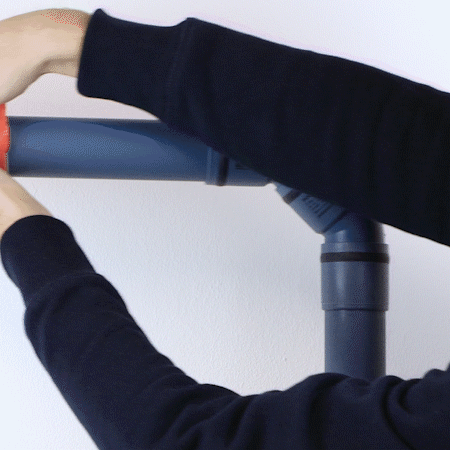 Un tube isolant orange glisse sur un coude POLO-KAL XS : démonstration officielle POLOPLAST.